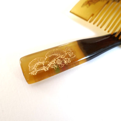 Détail du kogai japonais en imitation bekko, décor floral en maki-e doré, époque Shōwa.