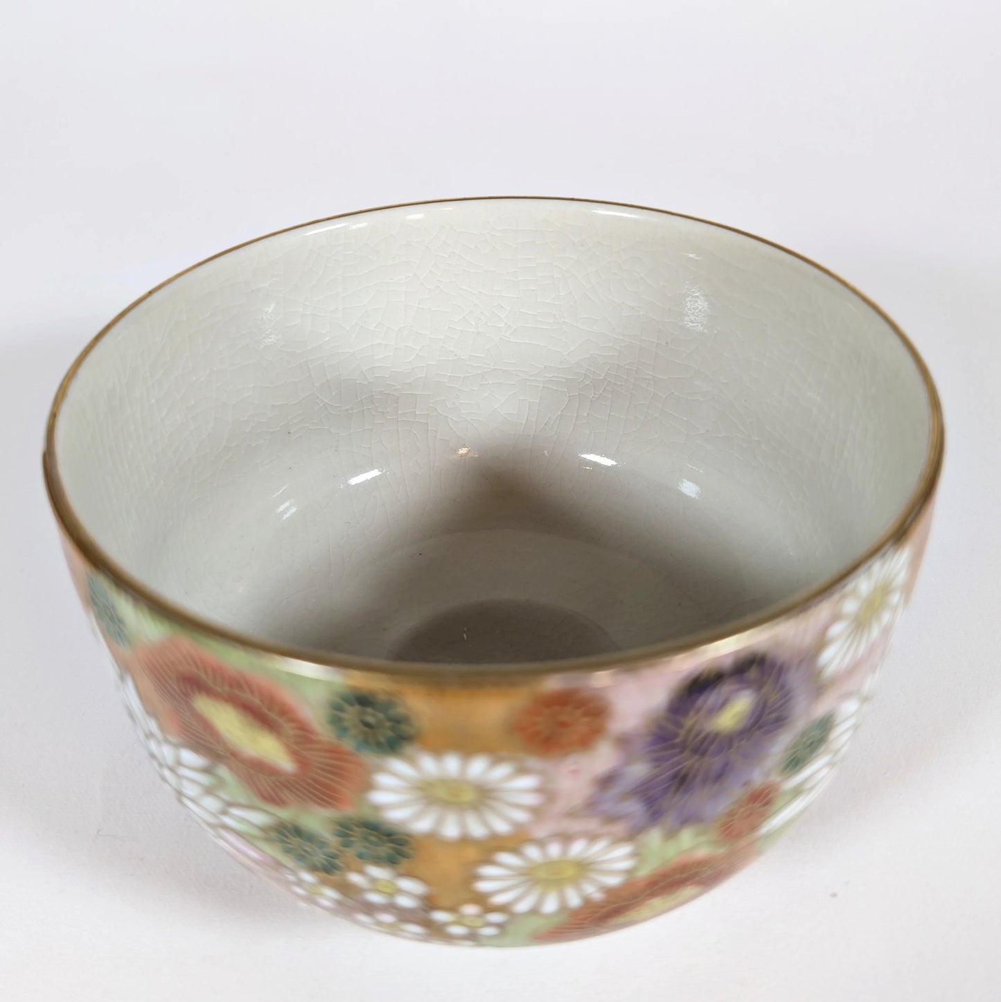 Intérieur du bol à thé japonais Kutani signé Seishō (星昭), émail craquelé clair.