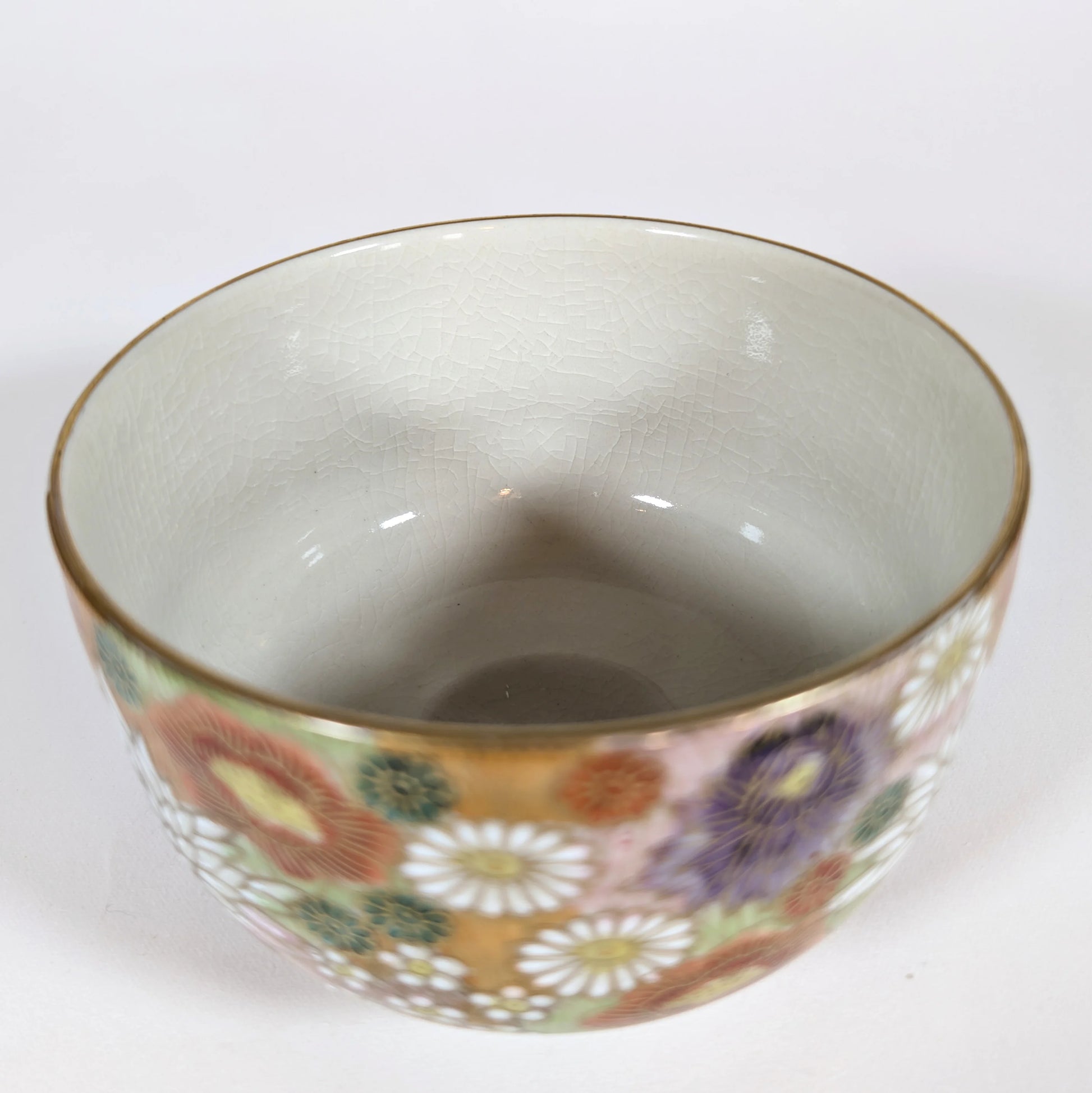 Intérieur du bol à thé japonais Kutani signé Seishō (星昭), émail craquelé clair.