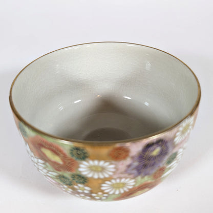 Intérieur du bol à thé japonais Kutani signé Seishō (星昭), émail craquelé clair.