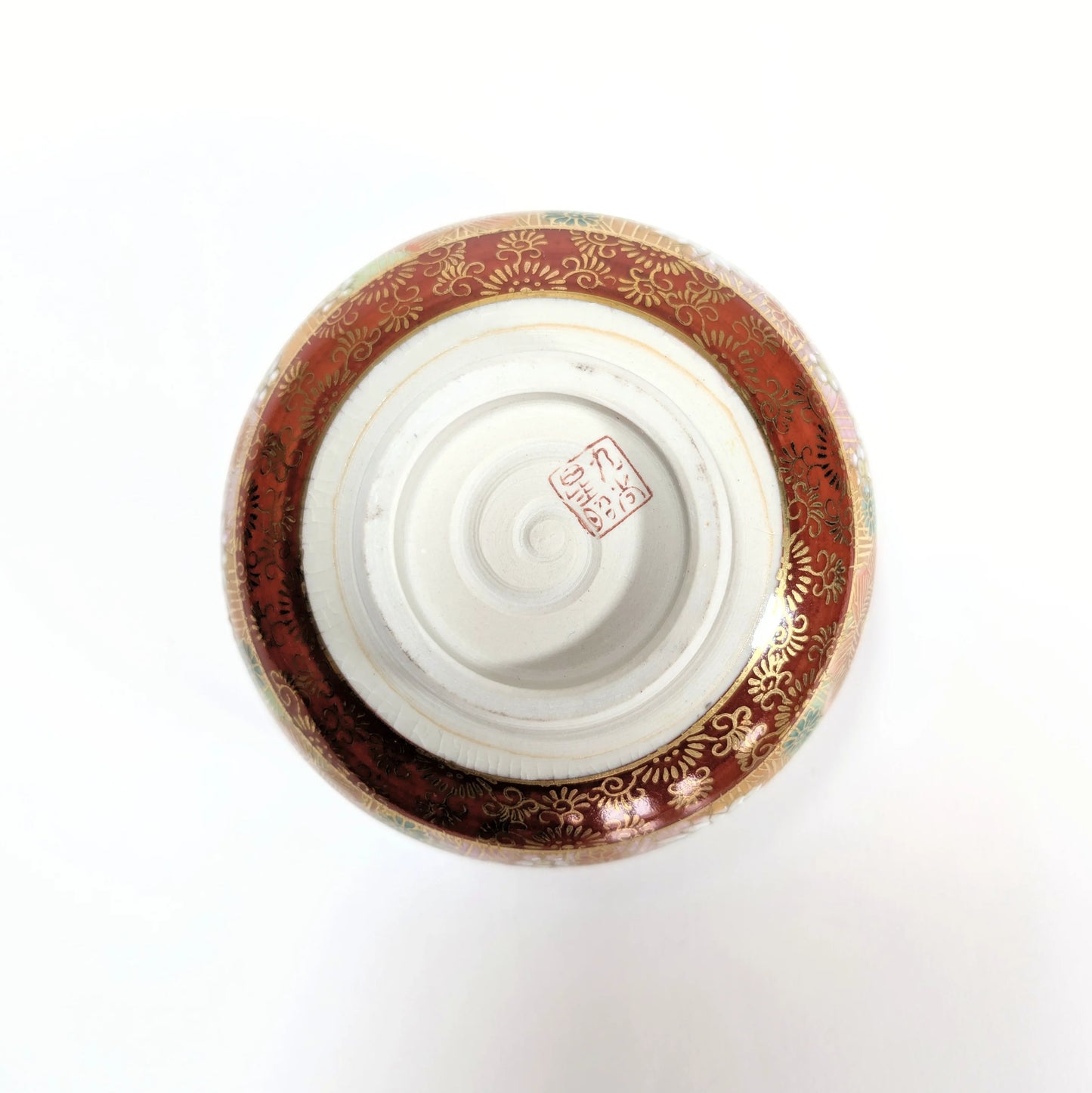 Signature au sceau de l’artiste Seishō (星昭) sous un bol à thé japonais Kutani.