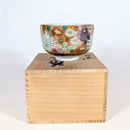 Bol à thé japonais Kutani de Seishō (星昭) posé sur sa boîte kiribako.