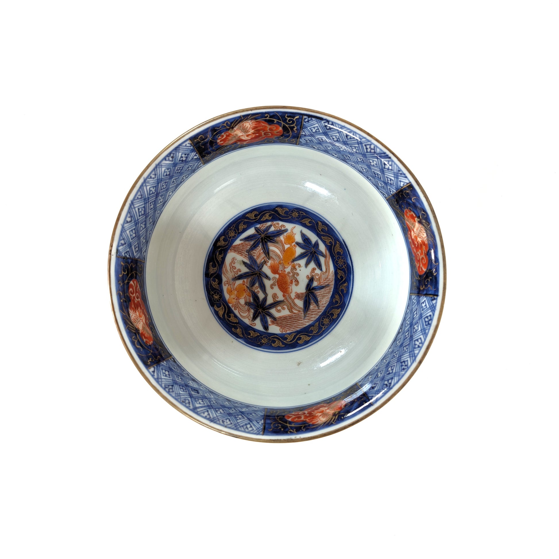 Vue du dessus d’un bol japonais ancien en porcelaine Imari.