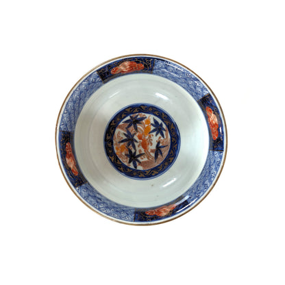 Vue du dessus d’un bol japonais ancien en porcelaine Imari.