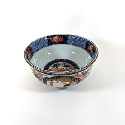 Intérieur d’un bol japonais ancien Imari, décor central de poissons rouges et érables.