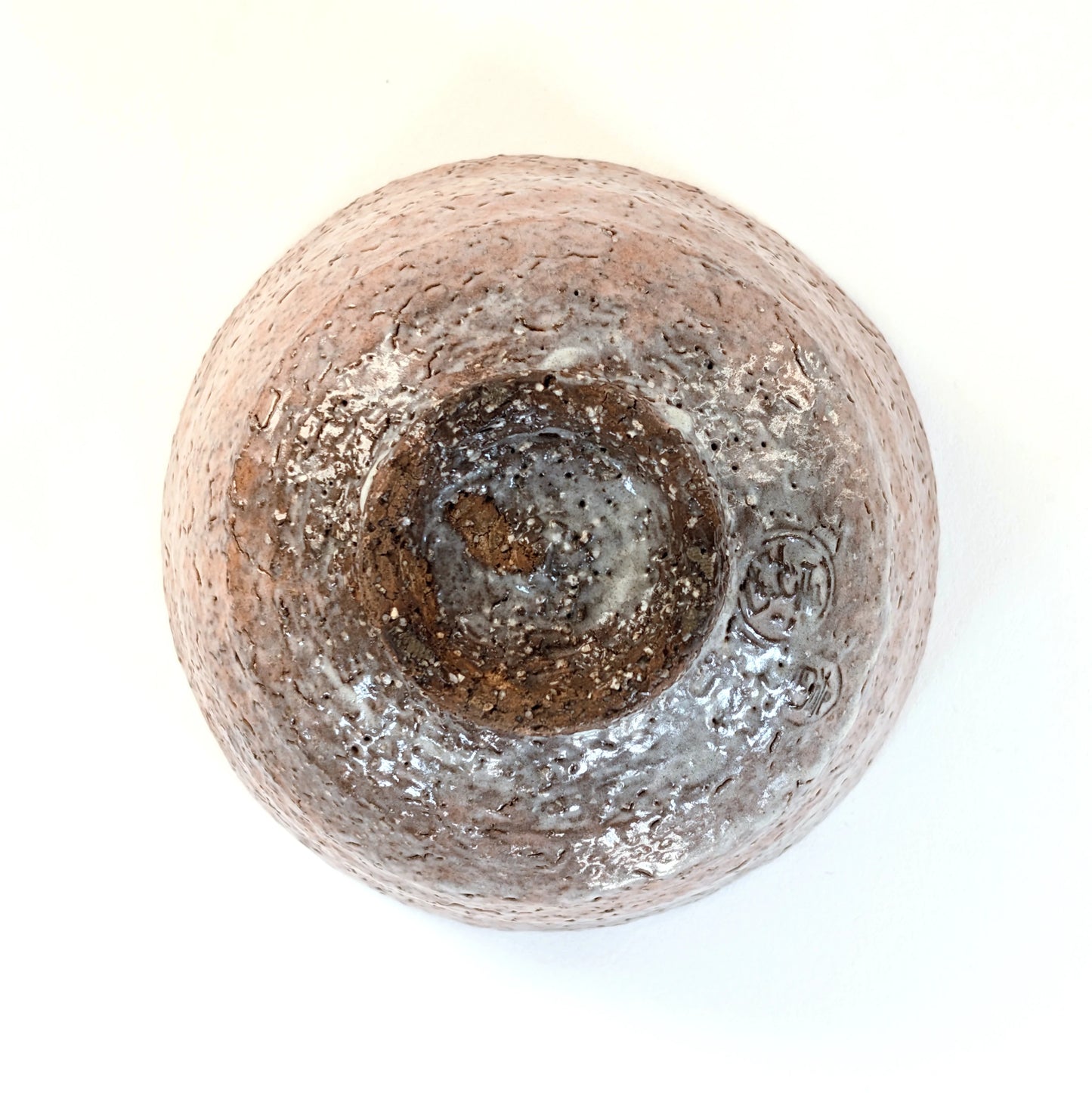 Base du chawan Iwakuni-yaki montrant le sceau du potier Yamada Shoutou