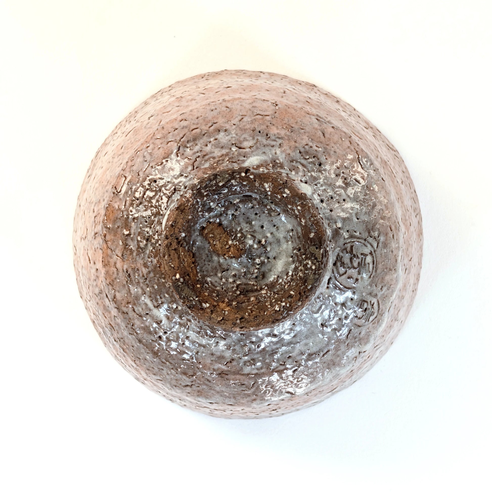 Base du chawan Iwakuni-yaki montrant le sceau du potier Yamada Shoutou