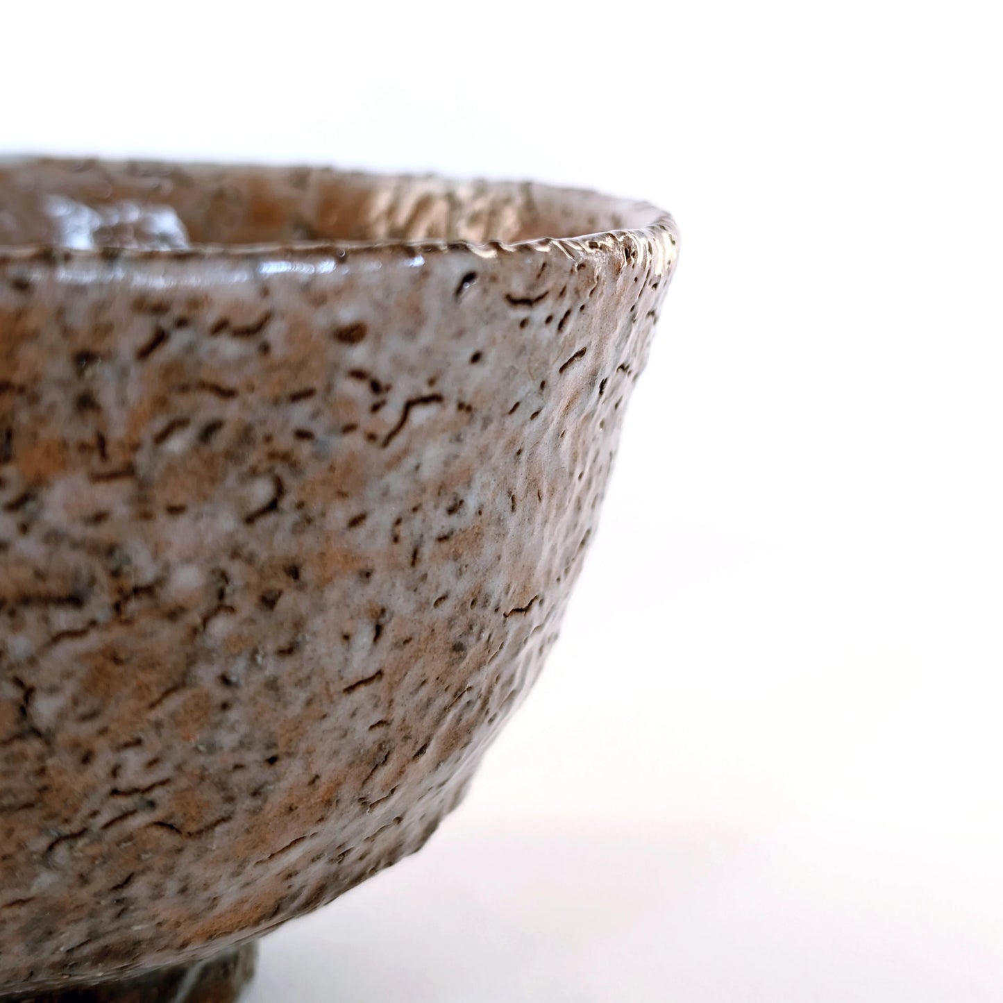Détail du bord du chawan Iwakuni-yaki, surface irrégulière et glaçure naturelle