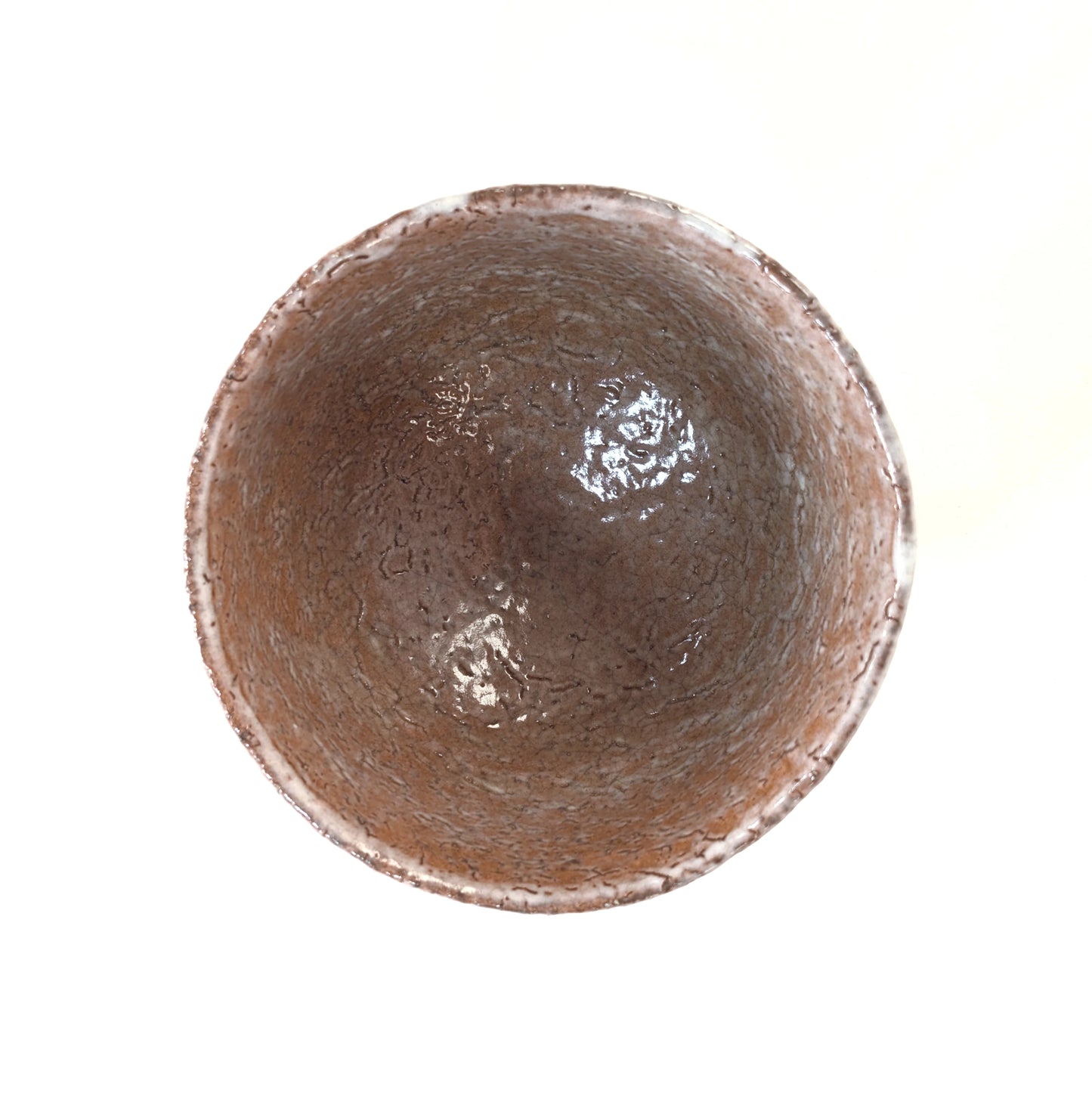 Intérieur du chawan Iwakuni-yaki montrant la glaçure naturelle texturée