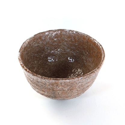 Chawan Iwakuni-yaki vu de l’intérieur en angle, tons beiges et texture rustique