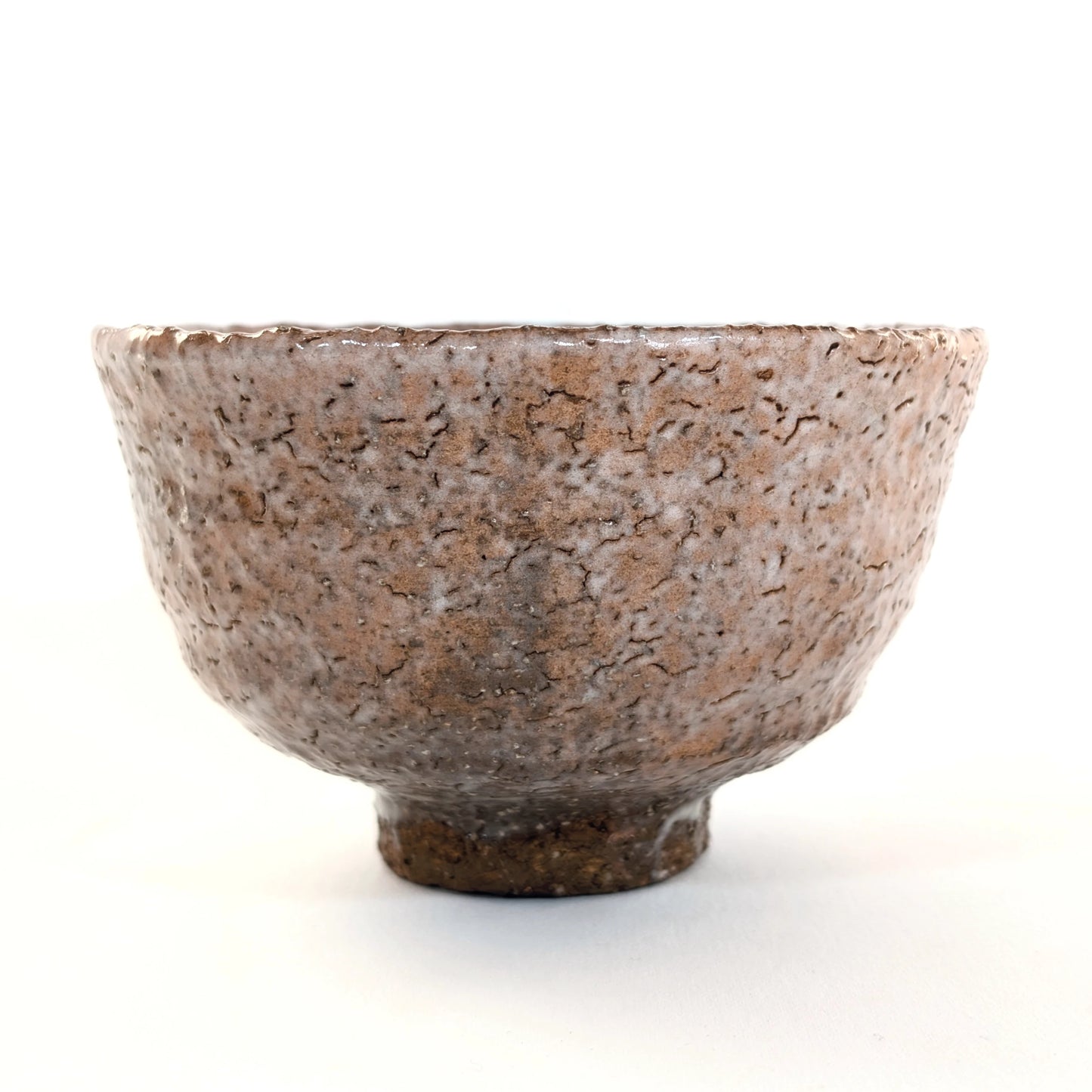 Profil du chawan Iwakuni-yaki, texture wabi-sabi et glaçure mouchetée