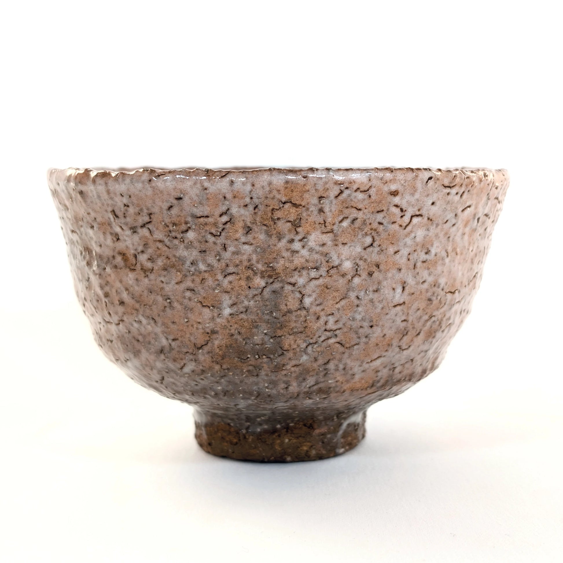 Profil du chawan Iwakuni-yaki, texture wabi-sabi et glaçure mouchetée