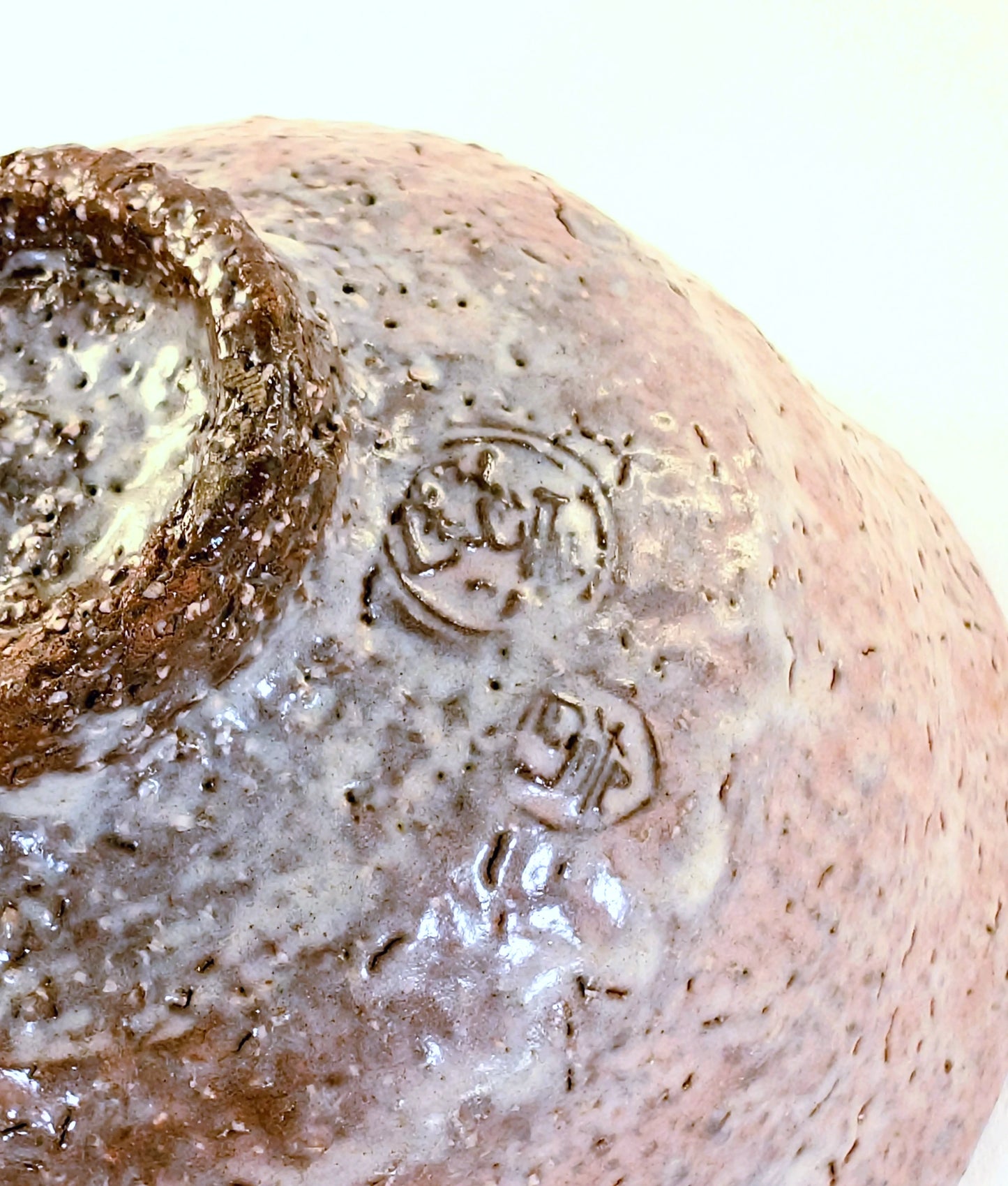 Détail des sceaux du potier Yamada Shoutou sur un chawan Iwakuni-yaki, glaçure texturée artisanale