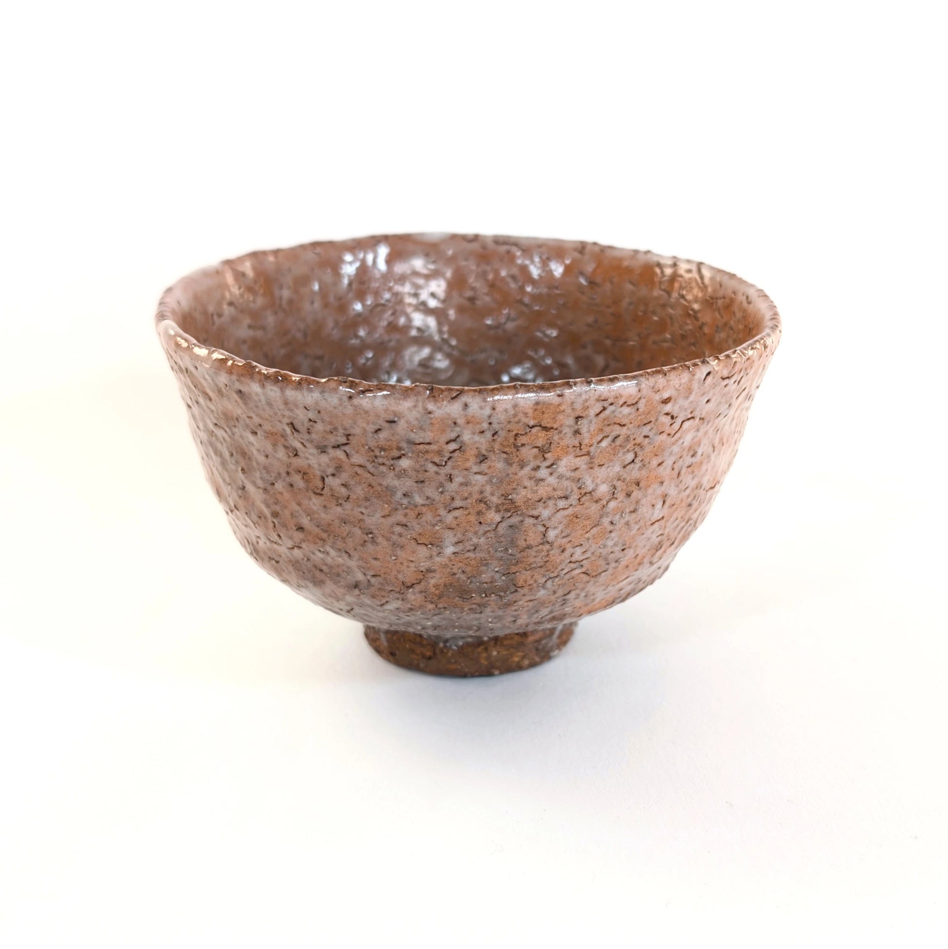 Chawan Iwakuni-yaki en grès texturé vu en trois-quarts, artisanat japonais traditionnel