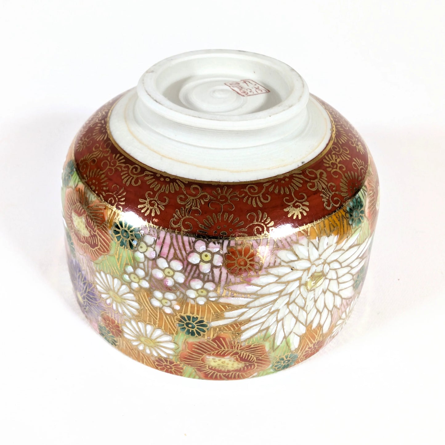 Vue de la base du bol à thé japonais Kutani de Seishō (星昭) avec décor floral traditionnel.