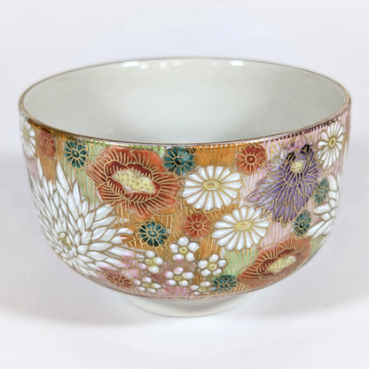 Vue complète d’un bol à thé japonais Kutani signé Seishō (星昭) avec décor floral peint.