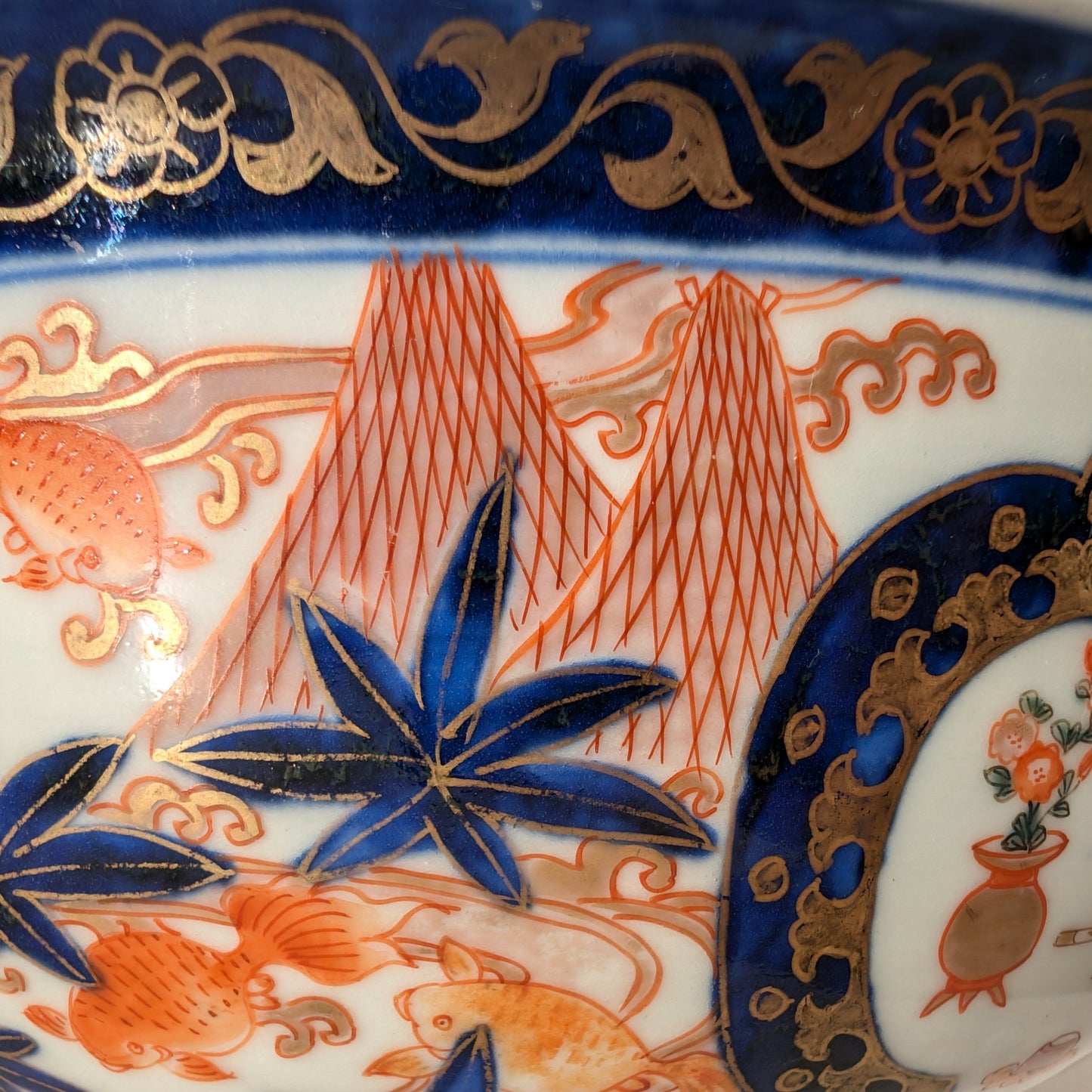 Motif de montagnes stylisées et feuilles d’érable dorées sur porcelaine japonaise Imari de l’ère Meiji.