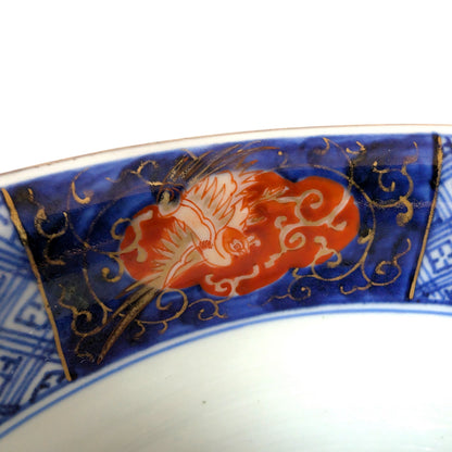 Détail d’une grue sur nuage rouge, motif de porcelaine Imari japonaise.