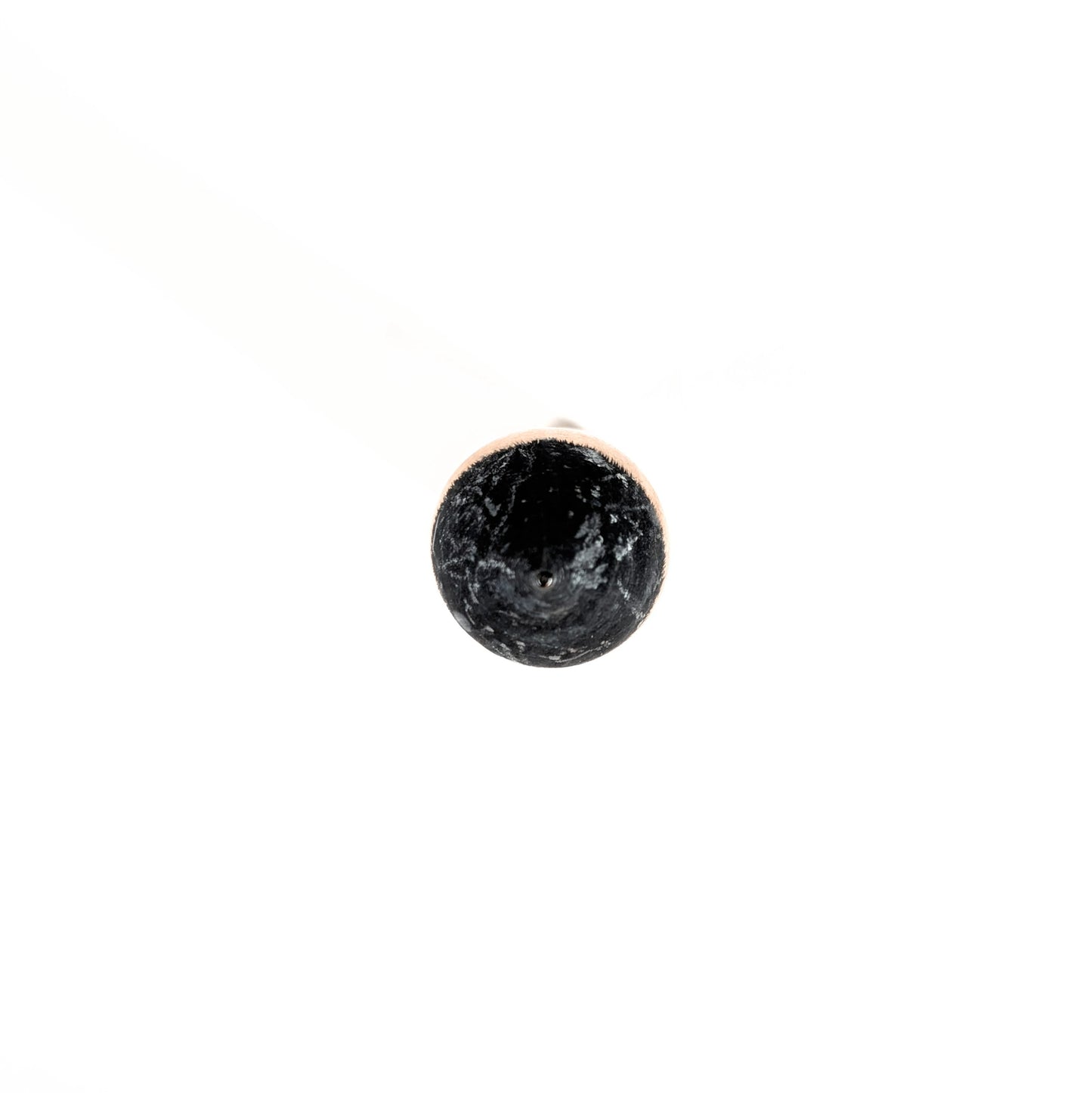 Détail du sommet : fude kokeshi en forme de pinceau, pointe noire évoquant l’encre sumi, artisanat japonais en bois.