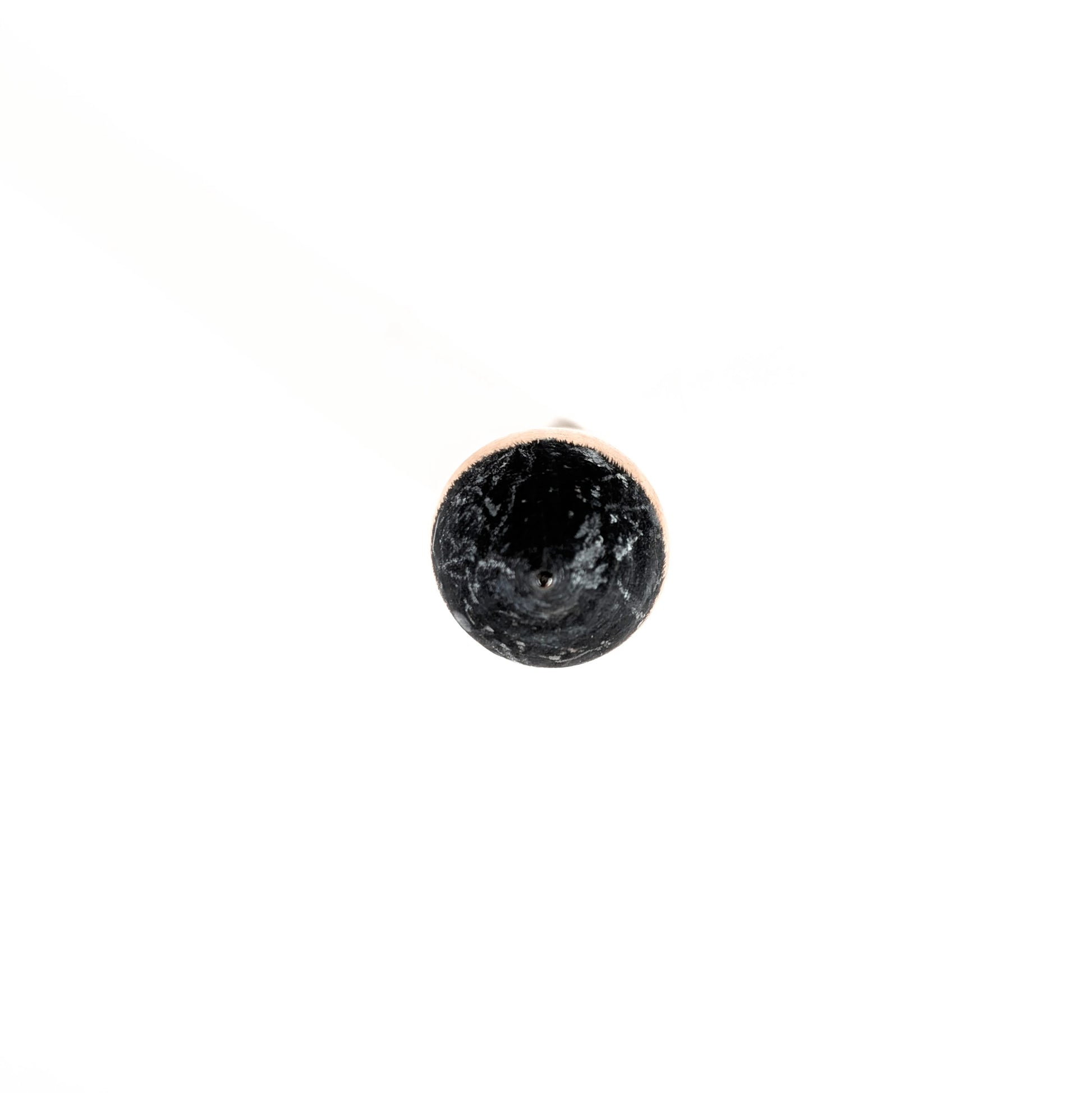 Détail du sommet : fude kokeshi en forme de pinceau, pointe noire évoquant l’encre sumi, artisanat japonais en bois.