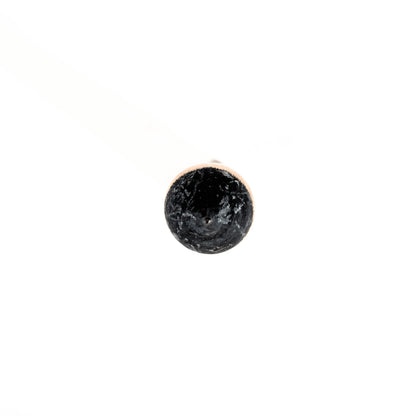 Détail du sommet : fude kokeshi en forme de pinceau, pointe noire évoquant l’encre sumi, artisanat japonais en bois.