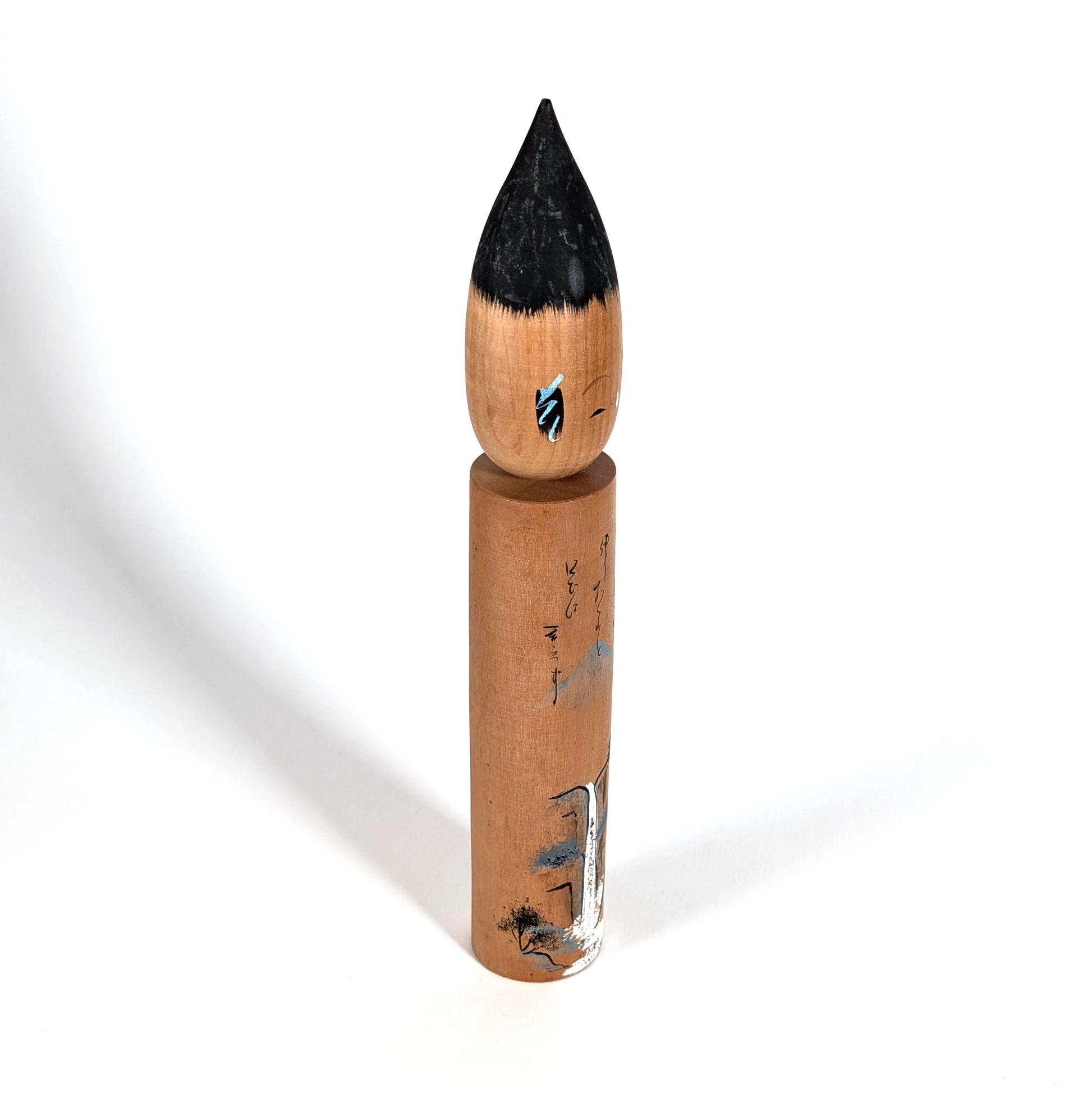 Fude kokeshi japonaise vintage en bois, poupée traditionnelle en forme de pinceau de calligraphie, décor sansui avec montagne et cascade, poème peint, tête mobile, époque Shōwa.