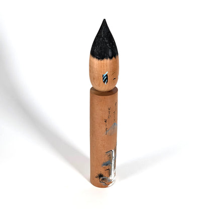 Fude kokeshi japonaise vintage en bois, poupée traditionnelle en forme de pinceau de calligraphie, décor sansui avec montagne et cascade, poème peint, tête mobile, époque Shōwa.