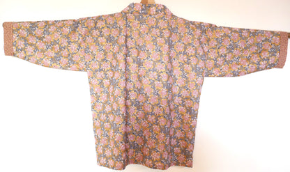  Vue dos du haori japonais Sakura Fubuki – tissu à motif floral intégral