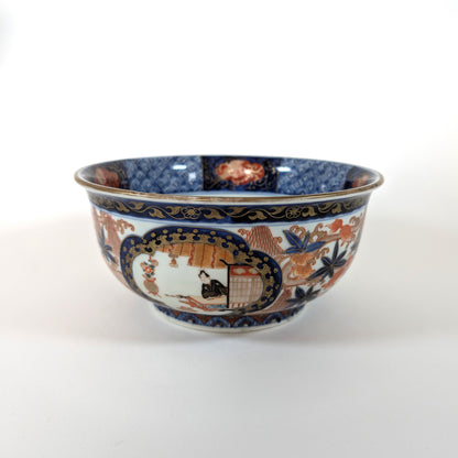 Jatte Imari ancienne du Japon représentant un samourai noble dans un intérieur traditionnel