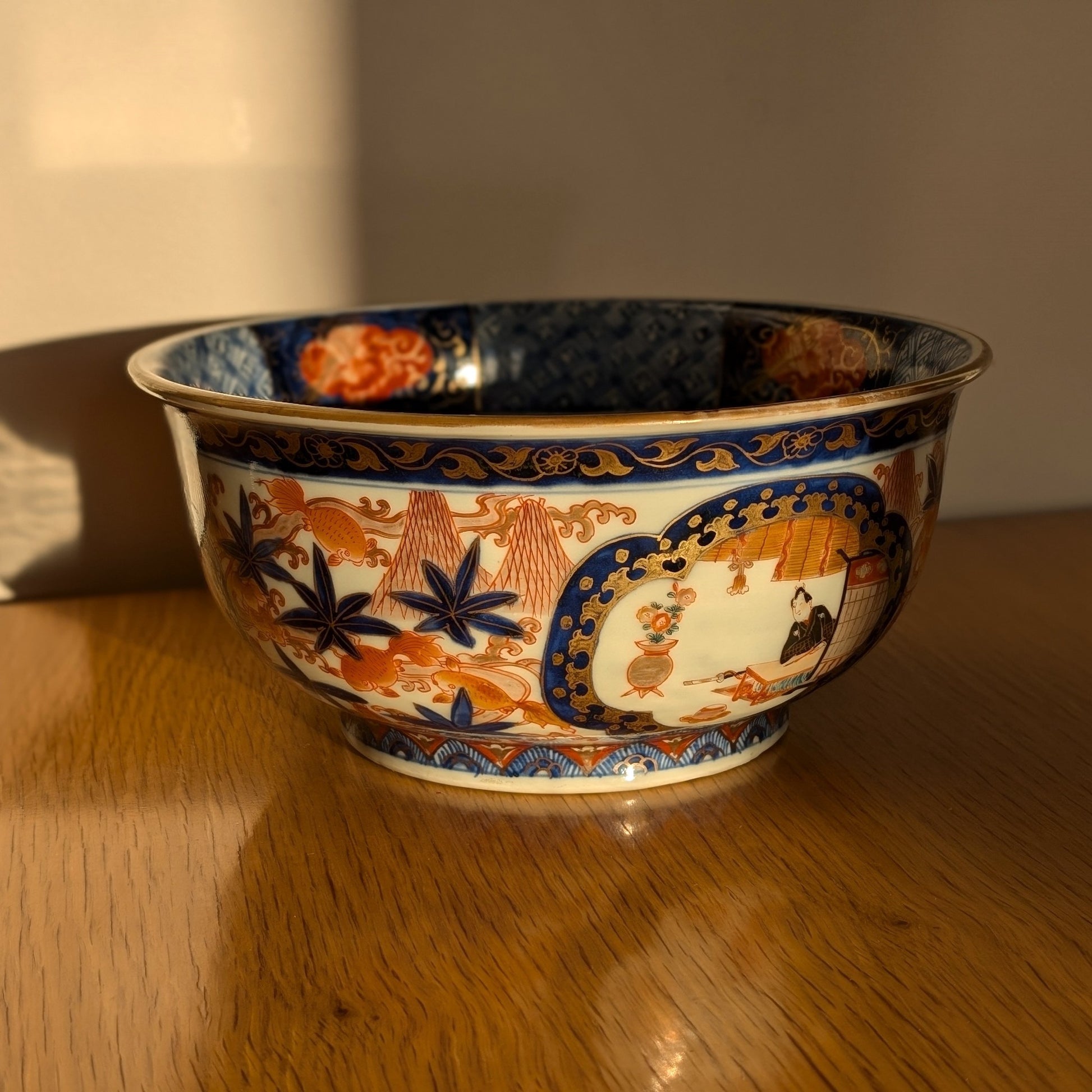 Jatte japonaise ancienne de style Imari photographiée à la lumière du jour.