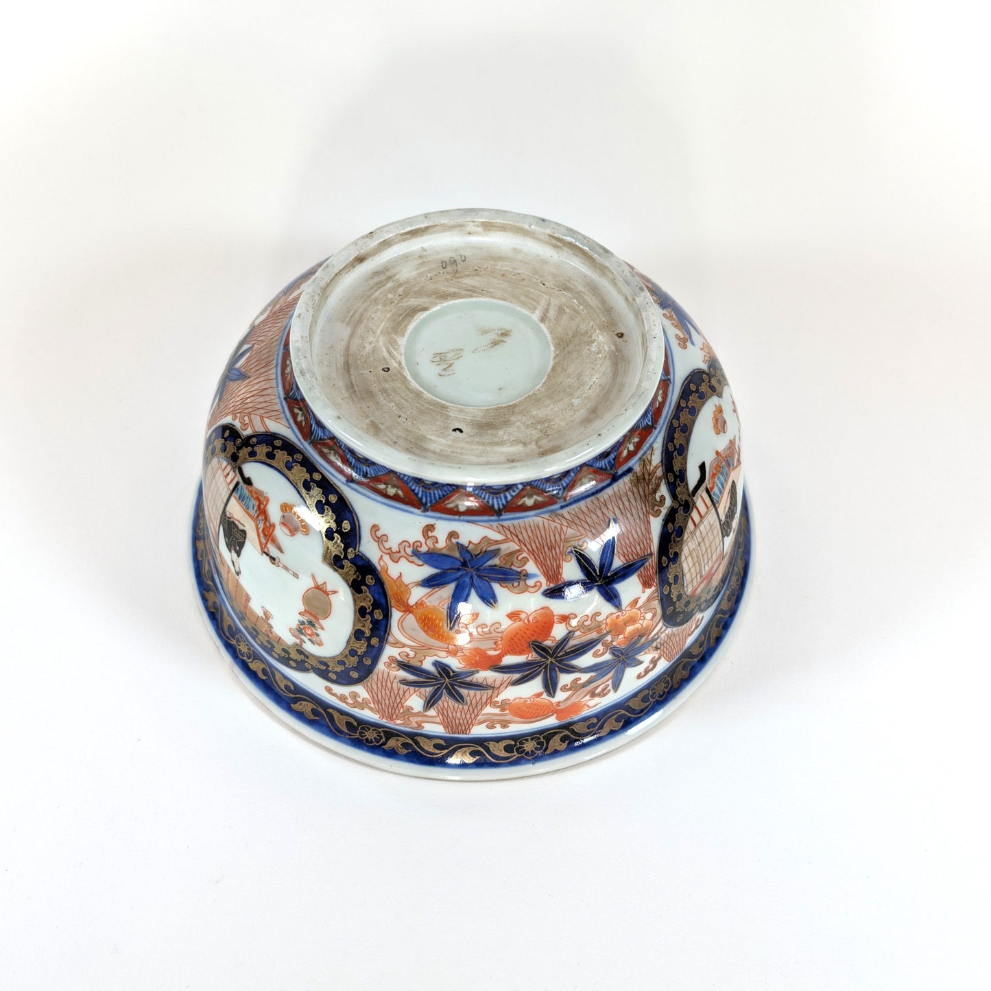 Vue du dessous d’une jatte japonaise Imari, marque d’atelier effacée.