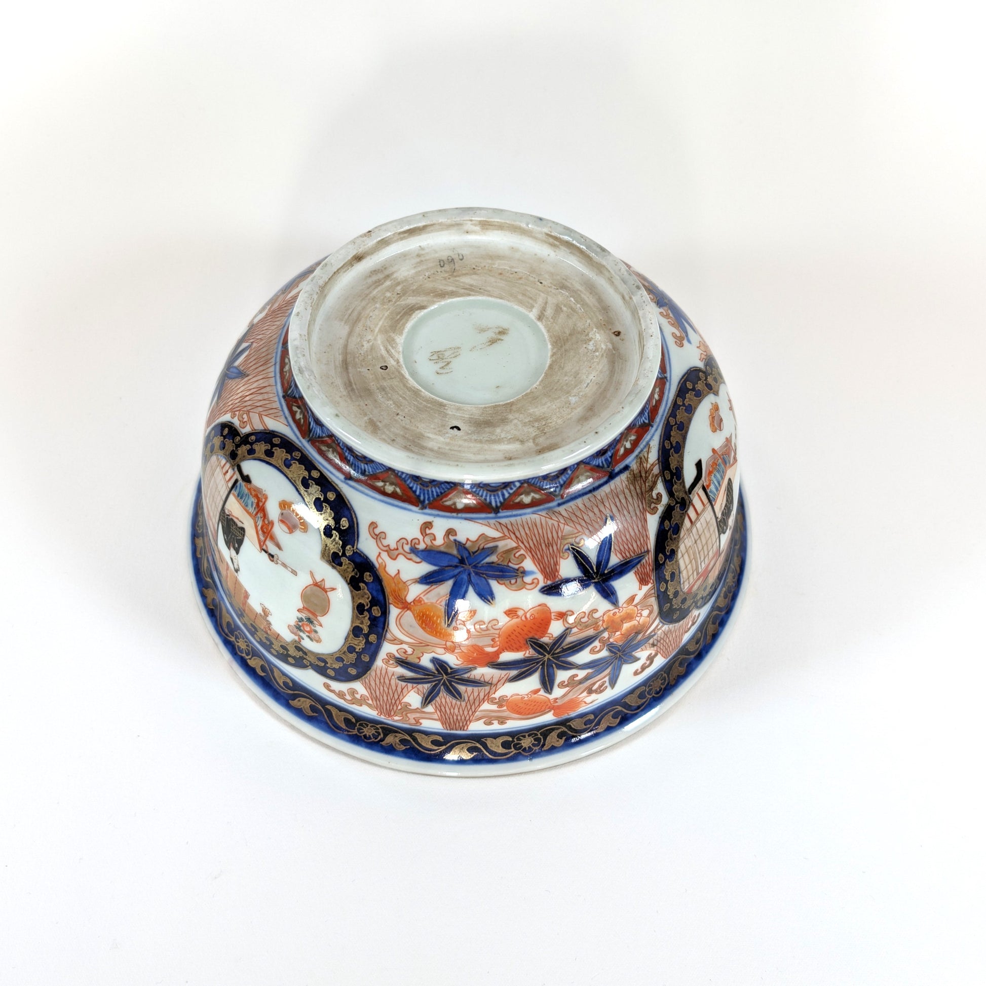 Vue du dessous d’une jatte japonaise Imari, marque d’atelier effacée.