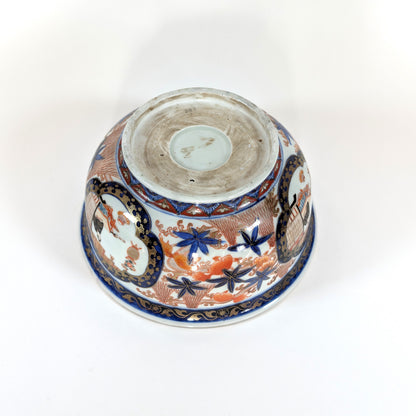 Vue du dessous d’une jatte japonaise Imari, marque d’atelier effacée.