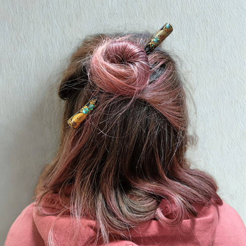 Chevelure attachée en chignon avec un kogai ancien incrusté de nacre utilisé comme accessoire de coiffur qui illustre comment porter un kogai