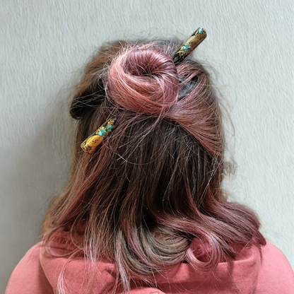 Chevelure attachée en chignon avec un kogai ancien incrusté de nacre utilisé comme accessoire de coiffur qui illustre comment porter un kogai