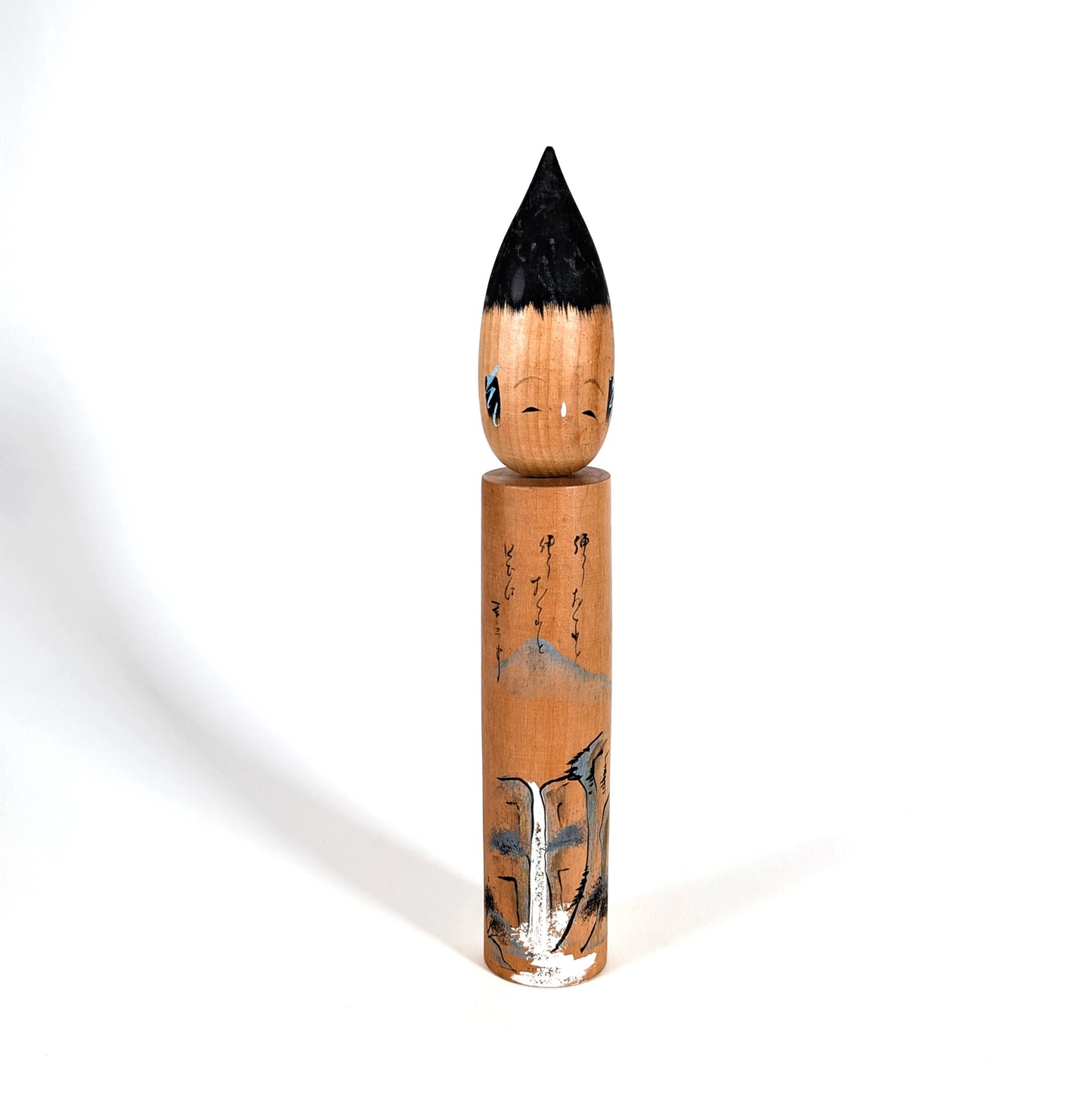 Fude kokeshi japonaise vintage (ère Shōwa), poupée en bois en forme de pinceau de calligraphie, décor sansui avec montagne, cascade et poème.