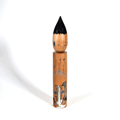 Fude kokeshi japonaise vintage (ère Shōwa), poupée en bois en forme de pinceau de calligraphie, décor sansui avec montagne, cascade et poème.