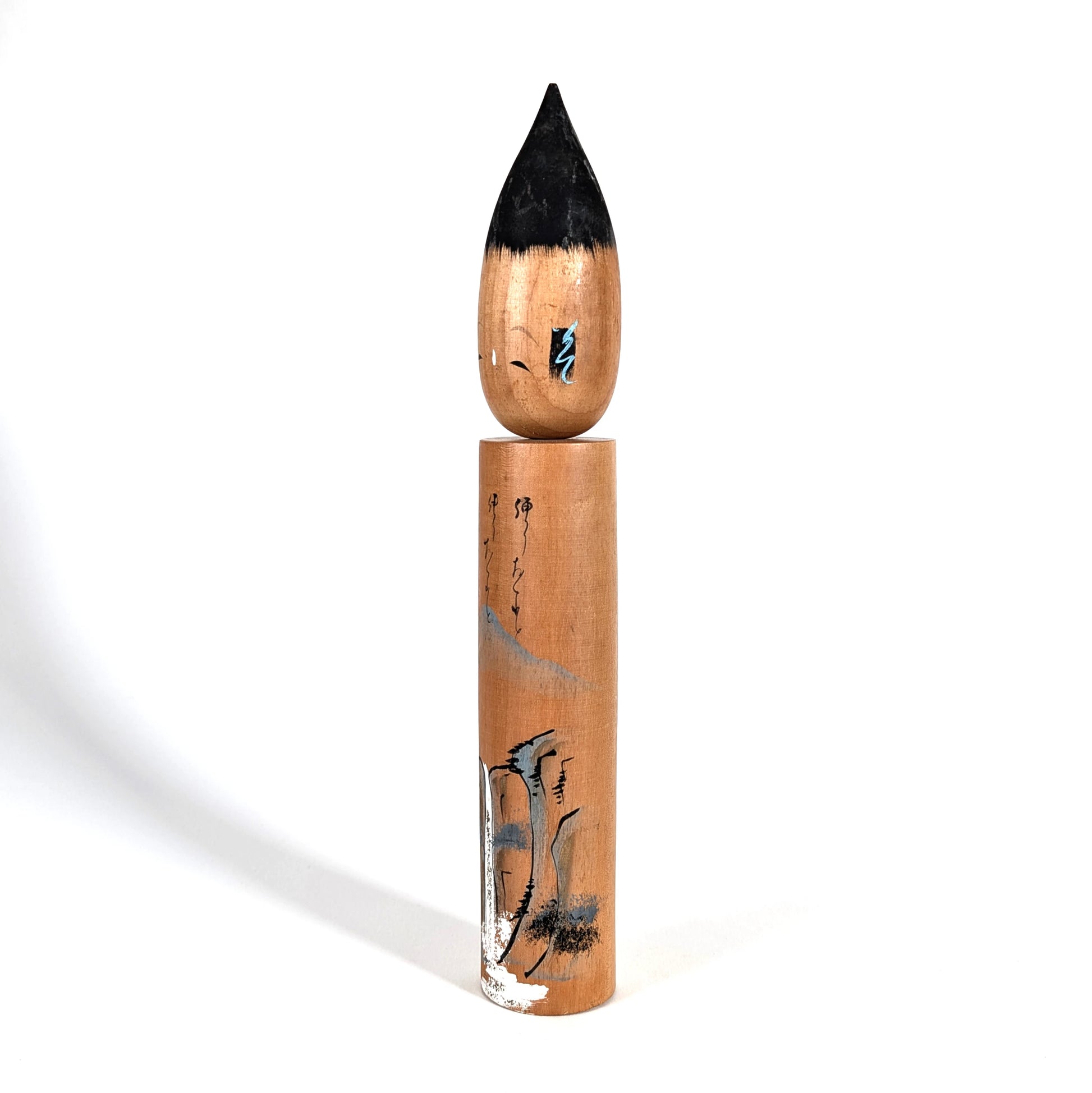 Vue de trois-quarts : fude kokeshi en bois (forme pinceau), tête mobile volontaire, décor traditionnel japonais, pièce Shōwa non signée.