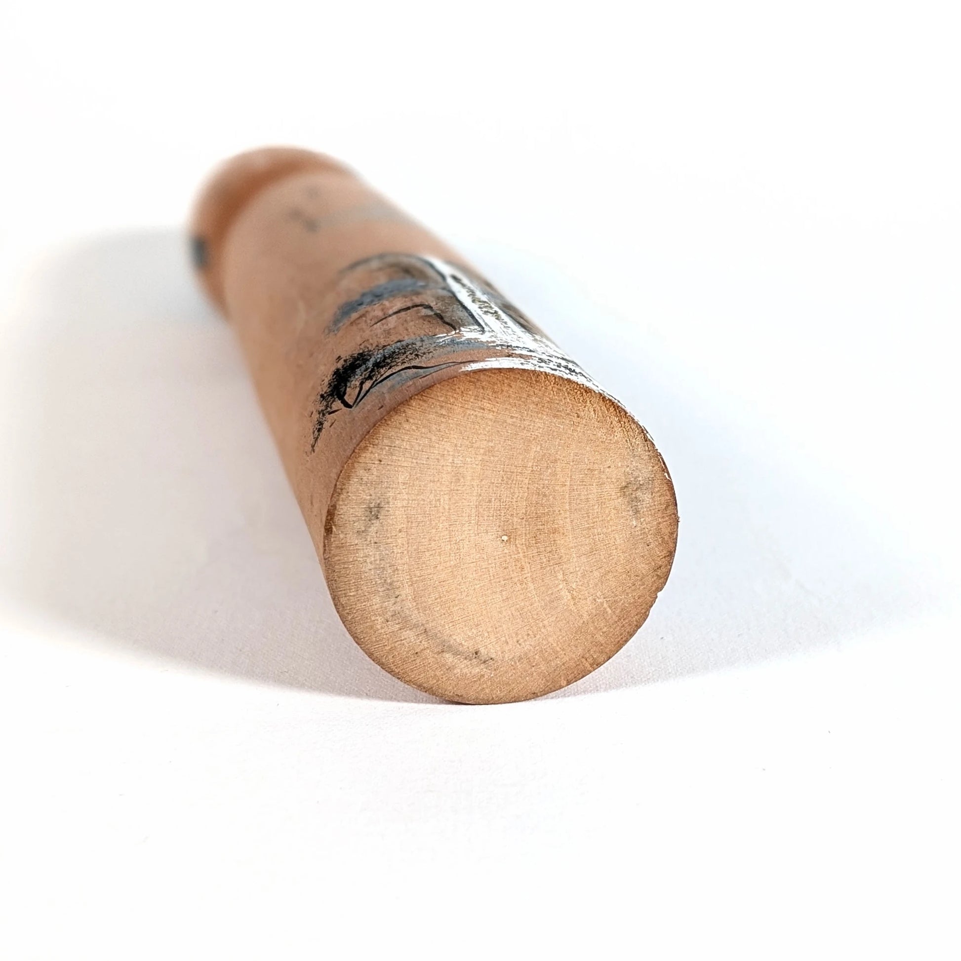 Dessous de la kokeshi : base en bois avec patine d’usage, pièce ancienne/vintage, état authentique.