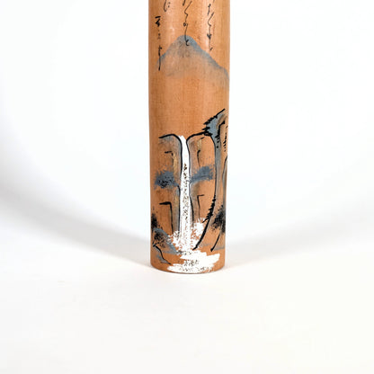 Détail du décor : paysage sansui (montagne et cascade/taki) peint sur bois, style encre et lavis, kokeshi japonaise vintage.