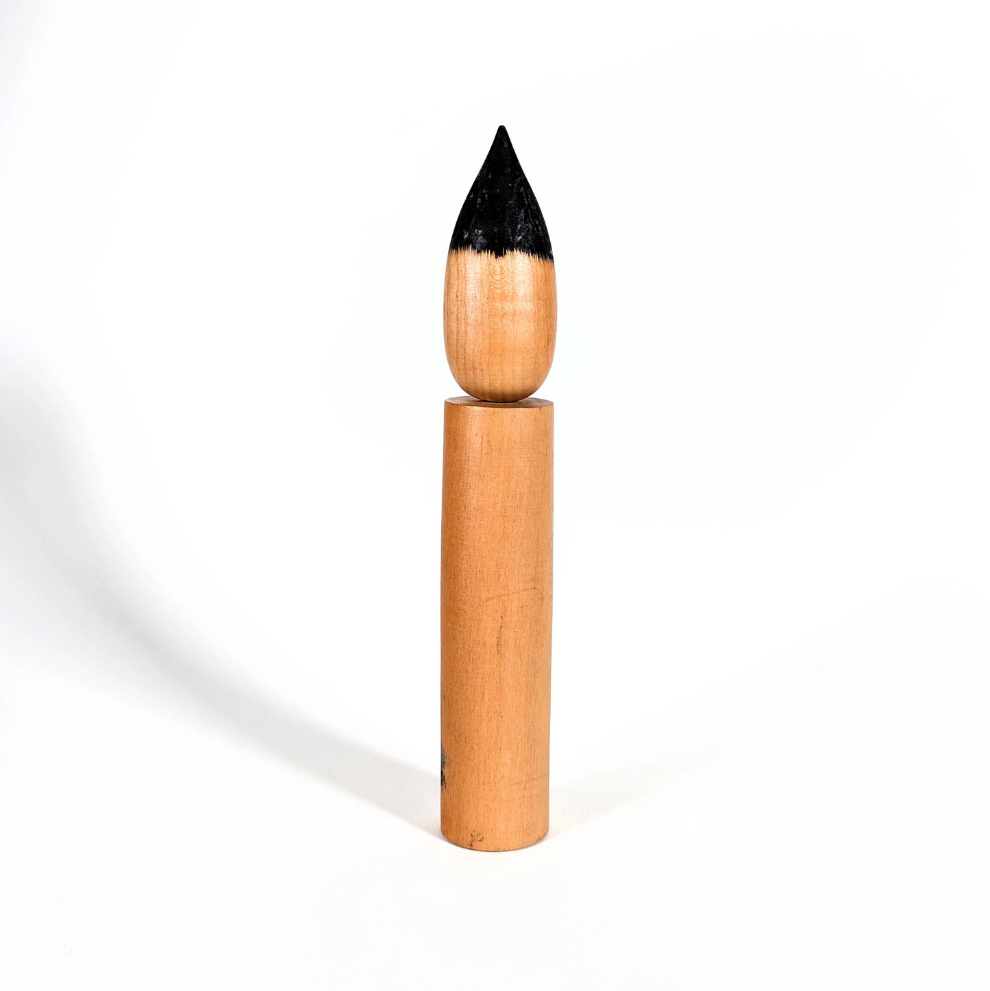 Kokeshi japonaise en bois tourné, forme fude (pinceau), style minimal au dos, pièce artisanale vintage d’époque Shōwa.