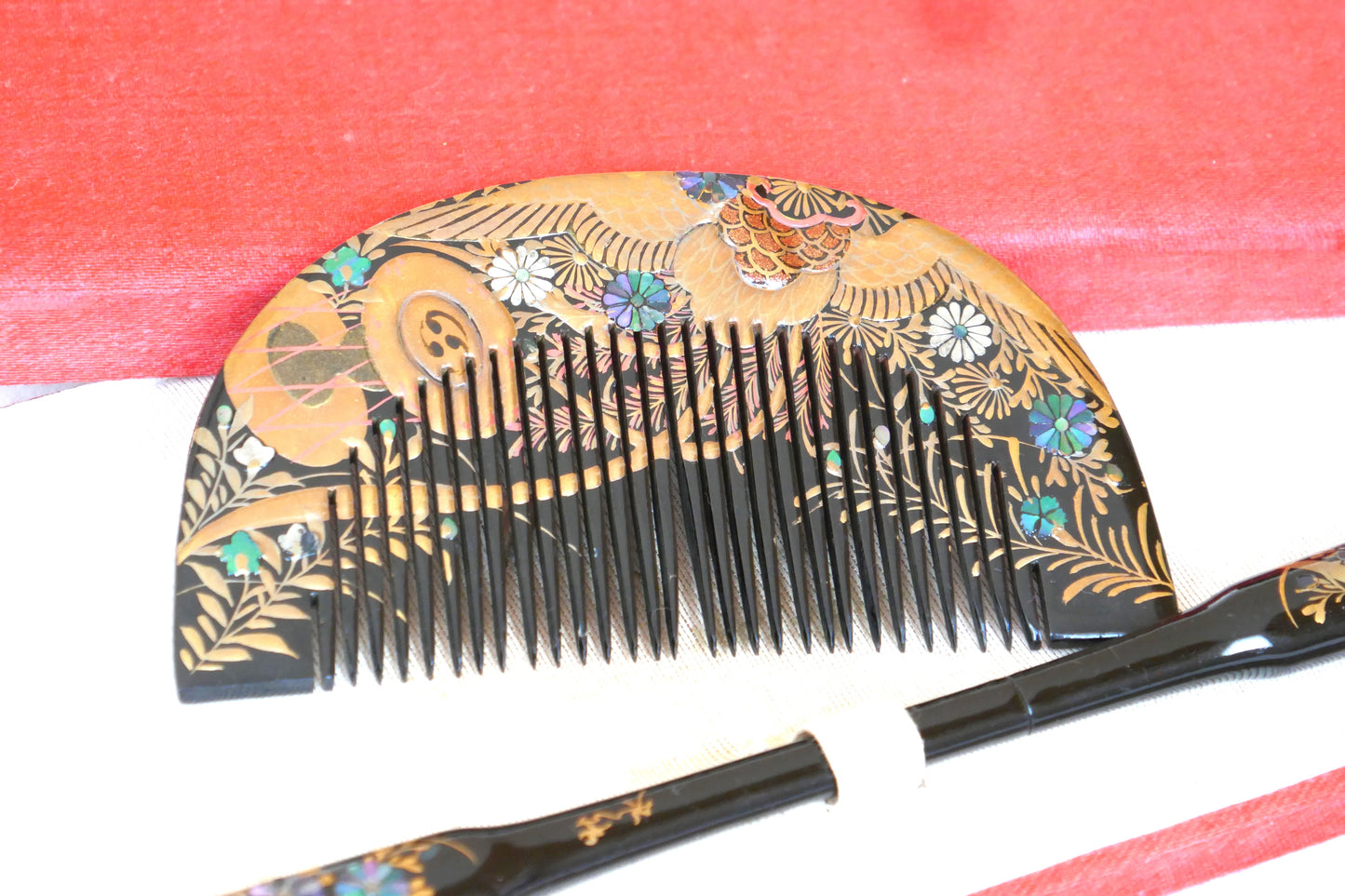 peigne ancien japonais et epingle kogai dans son coffret rouge 
