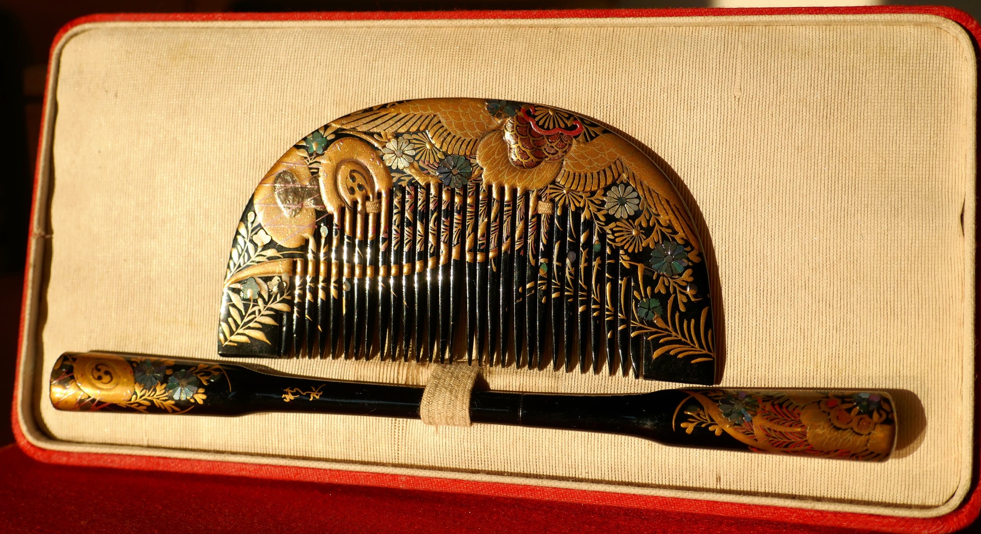 Ensemble japonais ancien Kushi & Kogai présenté dans son coffret d’origine en soie rouge, décoré de nacre, or et motifs végétaux.