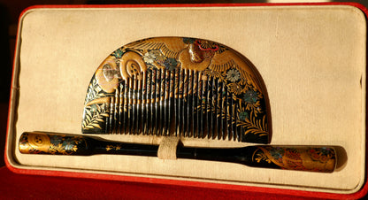 Ensemble japonais ancien Kushi & Kogai présenté dans son coffret d’origine en soie rouge, décoré de nacre, or et motifs végétaux.