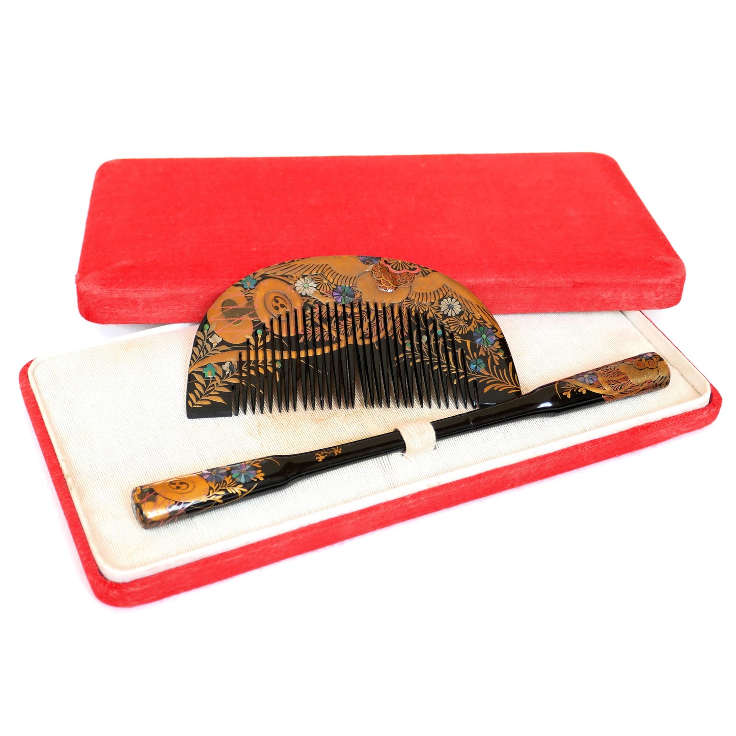 Ensemble Kushi & Kogai de l’époque Edo présenté dans son coffret d’origine en soie rouge, décoré de dorures et de nacre.