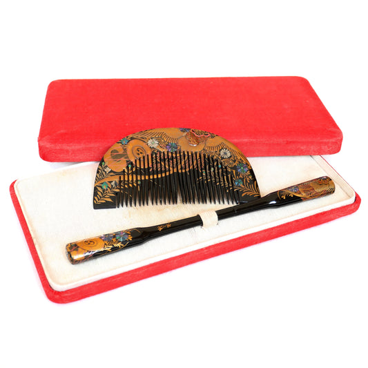 Ensemble Kushi & Kogai de l’époque Edo présenté dans son coffret d’origine en soie rouge, décoré de dorures et de nacre.
