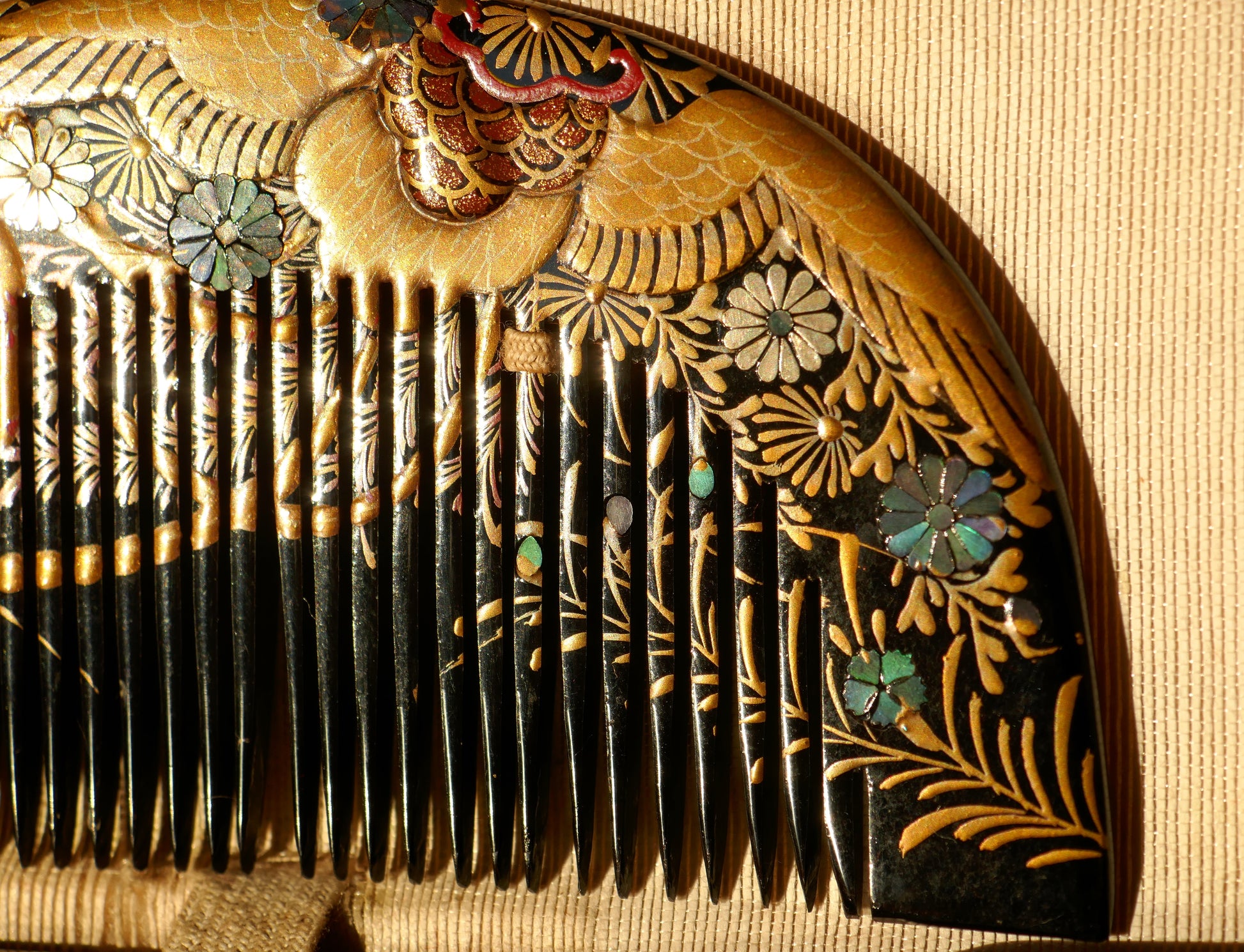 détail du peigne ancien japonais kushi de l'ère edo