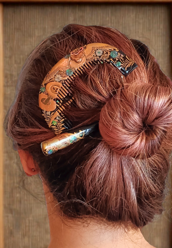 Ensemble Kushi & Kogai de l’époque Edo porté dans les cheveux, utilisé comme ornement dans un chignon moderne.