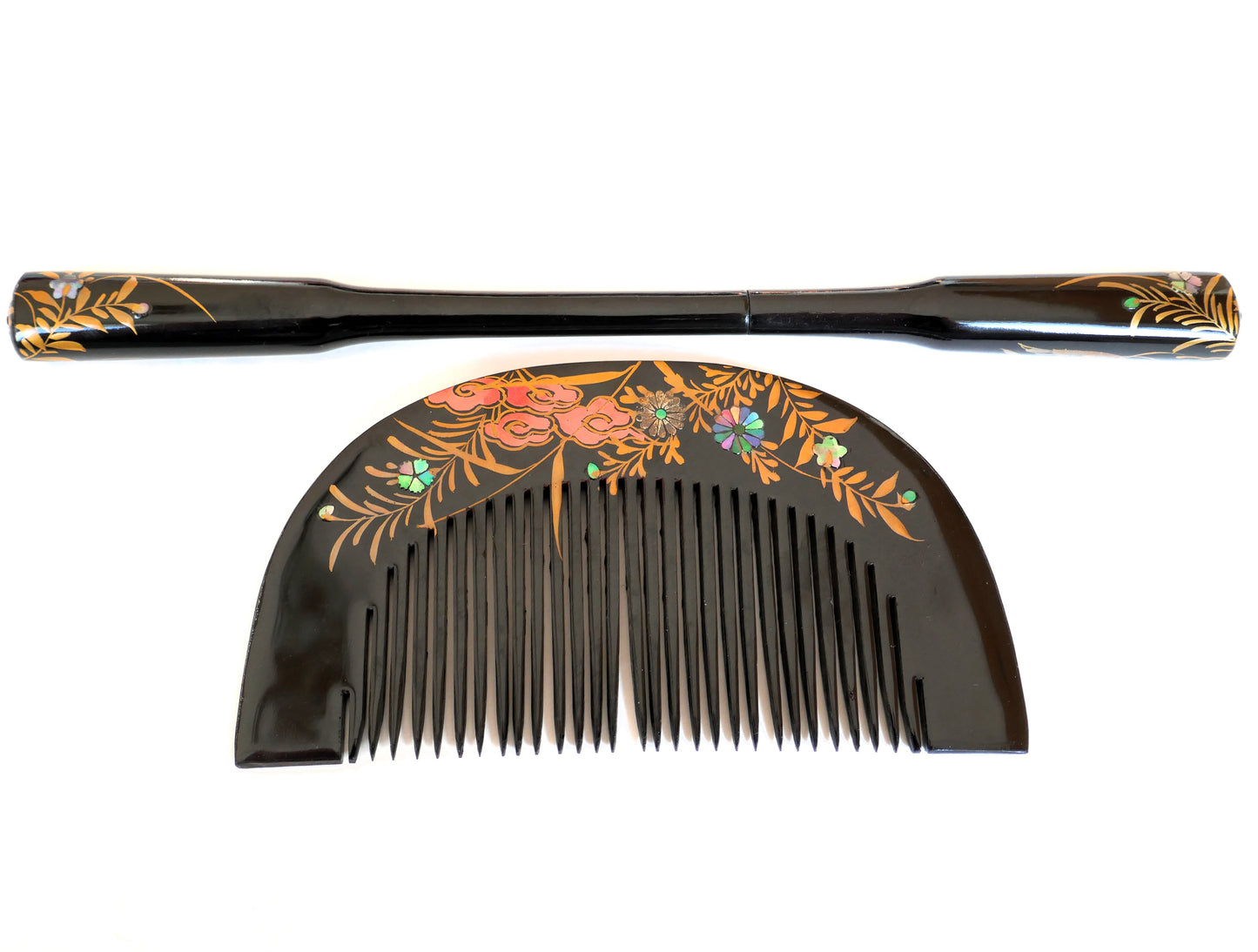 dos de l'ensemble complet Kushi et Kogai de l’époque Edo posé à plat, décoré de motifs floraux et de nacre irisée.