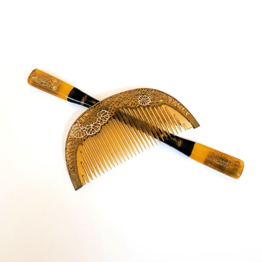 Ensemble japonais ancien Kushi et Kogai en matière synthétique imitation écaille, époque Showa, motif floral de chrysanthèmes